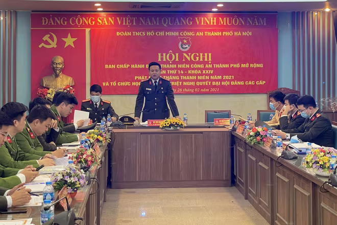 Đại úy Bùi Mạnh Hùng, Bí thư Đoàn Đoàn Thanh niên CATP phát biểu tại hội nghị Đại úy Bùi Mạnh Hùng, Bí thư Đoàn Đoàn Thanh niên CATP phát biểu tại hội nghị