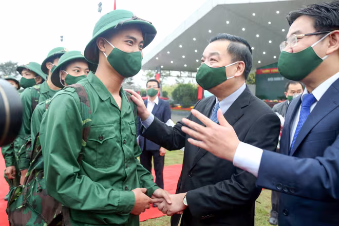 Chủ tịch UBND TP Hà Nội Chu Ngọc Anh động viên tân binh lên đường nhập ngũ Chủ tịch UBND TP Hà Nội Chu Ngọc Anh động viên tân binh lên đường nhập ngũ