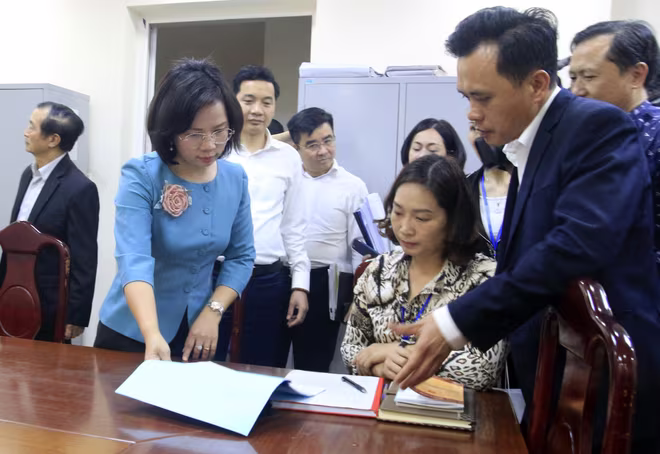 Trưởng Ban Tuyên giáo Thành ủy Bùi Huyền Mai kiểm tra bộ phận tiếp nhận đơn thư, khiếu nại phục vụ bầu cử Trưởng Ban Tuyên giáo Thành ủy Bùi Huyền Mai kiểm tra bộ phận tiếp nhận đơn thư, khiếu nại phục vụ bầu cử