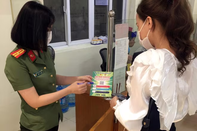 Tại các điểm tiếp công dân, người dân được hướng dẫn quét mã QR để tiếp cận các tài liệu tuyên truyền về bầu cử Tại các điểm tiếp công dân, người dân được hướng dẫn quét mã QR để tiếp cận các tài liệu tuyên truyền về bầu cử