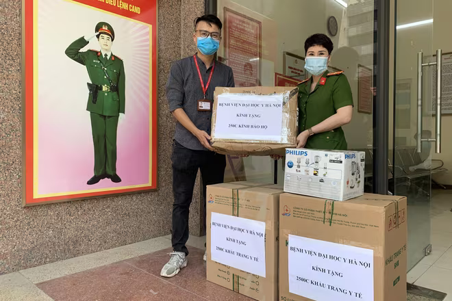 Bệnh viện Đại học Y Hà Nội trao tặng Cảnh sát PCCC Hà Nội vật tư bảo hộ y tế Bệnh viện Đại học Y Hà Nội trao tặng Cảnh sát PCCC Hà Nội vật tư bảo hộ y tế