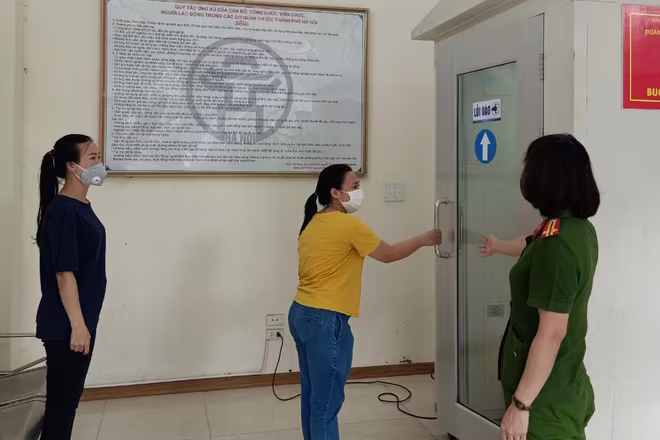 Hướng dẫn người dân sử dụng máy khử khuẩn khi đến làm thủ tục hành chính Hướng dẫn người dân sử dụng máy khử khuẩn khi đến làm thủ tục hành chính