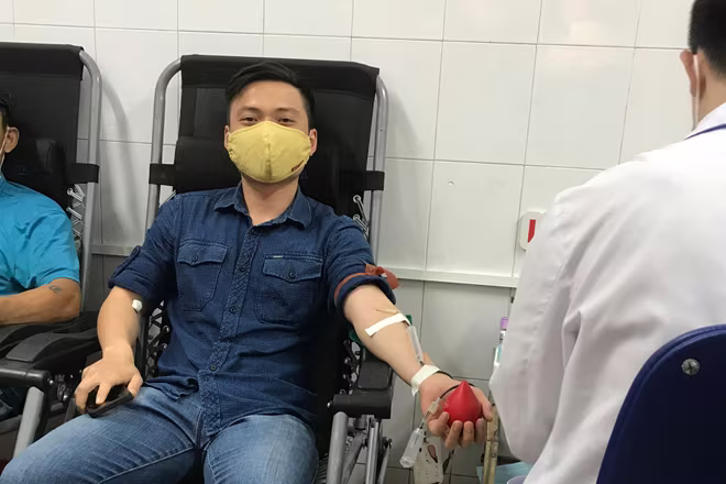 Thanh niên CATP Hà Nội hiến máu giúp sản phụ &quot;vượt cạn&quot;