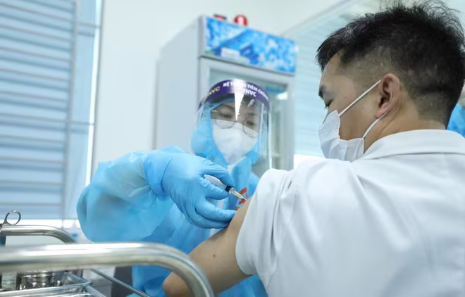 Vaccine phòng Covid-19 vânx là giỉa pháp căn cơ ngăn dịch bệnh lây lan lúc này Vaccine phòng Covid-19 vânx là giỉa pháp căn cơ ngăn dịch bệnh lây lan lúc này