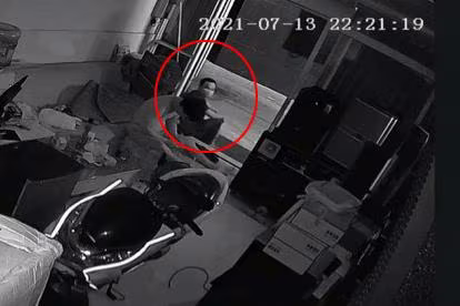 Tử tù mắc Covid-19 hỏi đường người dân sau khi trốn trại Tử tù mắc Covid-19 hỏi đường người dân sau khi trốn trại