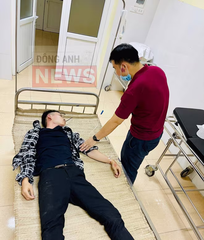 Công an xã Xuân Canh động viên thanh niên sau khi được cấp cứu qua cơn nguy kịch (ảnh Fanpage Đông Anh news cung cấp) Công an xã Xuân Canh động viên thanh niên sau khi được cấp cứu qua cơn nguy kịch (ảnh Fanpage Đông Anh news cung cấp)