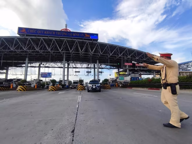 CSGT Hà Nội phân luồng phương tiện ở chốt kiểm soát Pháp Vân CSGT Hà Nội phân luồng phương tiện ở chốt kiểm soát Pháp Vân