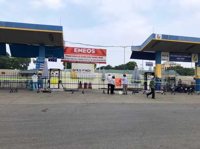 Lực lượng chức năng thực hiện phong tỏa cây xăng Sang Mạn, gần chợ đầu mối phía Nam Lực lượng chức năng thực hiện phong tỏa cây xăng Sang Mạn, gần chợ đầu mối phía Nam