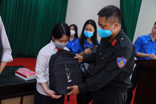 Những phần quà thiết thực được trao tận tay để giúp các em khó khăn tiếp tục học tập Những phần quà thiết thực được trao tận tay để giúp các em khó khăn tiếp tục học tập