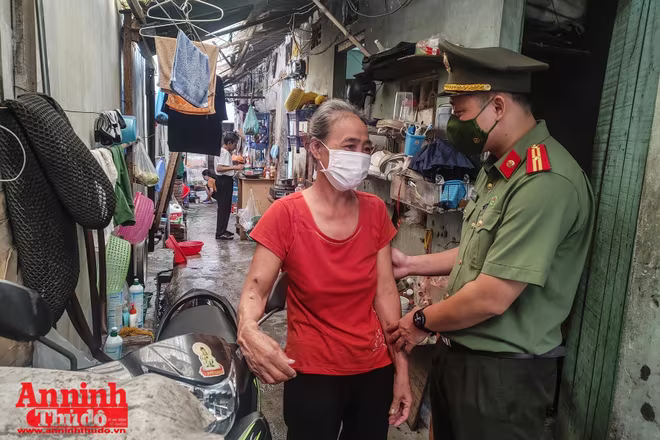 Thiếu tá Bùi Mạnh Hùng, Bí thư Đoàn CATP Hà Nội thăm hỏi người dân khó khăn ở &quot;xóm chạy thận&quot; Lê Thanh Nghị