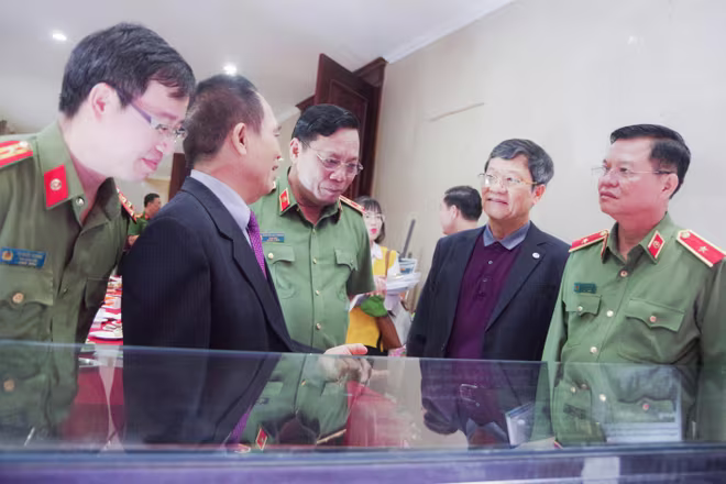 Các đồng chí lãnh đạo và đại biệu dự buổi tọa đàm xem các hiện vật và nghe thêm các câu chuyện về Anh hùng liệt sỹ Nguyễn Thị Lợi Các đồng chí lãnh đạo và đại biệu dự buổi tọa đàm xem các hiện vật và nghe thêm các câu chuyện về Anh hùng liệt sỹ Nguyễn Thị Lợi