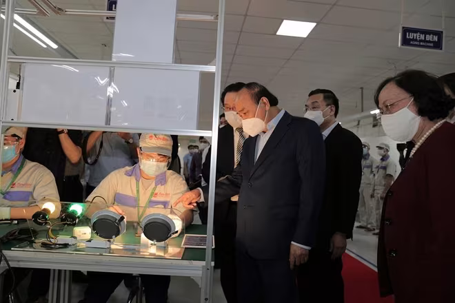 Chủ tịch nước Nguyễn Xuân Phúc tham quan dây chuyền sản xuất đèn LED của Công ty CP bóng đèn phích nước Rạng Đông Chủ tịch nước Nguyễn Xuân Phúc tham quan dây chuyền sản xuất đèn LED của Công ty CP bóng đèn phích nước Rạng Đông