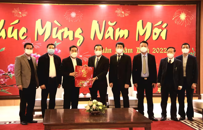 Tân Giám mục Chính tòa Tòa Giám mục Hưng Hóa Hoàng Minh Tiến đến thăm, chúc Tết UBND TP Hà Nội. Tân Giám mục Chính tòa Tòa Giám mục Hưng Hóa Hoàng Minh Tiến đến thăm, chúc Tết UBND TP Hà Nội.