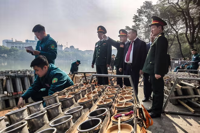 Chủ tịch UBND TP Hà Nội Trần Sỹ Thanh kiểm tra công tác sẵn sàng cho đêm giao thừa ở trận địa pháo hoa tầm cao bên hồ Gươm Chủ tịch UBND TP Hà Nội Trần Sỹ Thanh kiểm tra công tác sẵn sàng cho đêm giao thừa ở trận địa pháo hoa tầm cao bên hồ Gươm