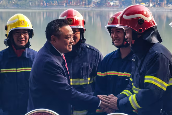 Chủ tịch UBND TP Trần Sỹ Thanh trò chuyện, động viên Cảnh sát PCCC và CNCH Hà Nội ứng trực tại trận địa pháo hoa bên hồ Gươm Chủ tịch UBND TP Trần Sỹ Thanh trò chuyện, động viên Cảnh sát PCCC và CNCH Hà Nội ứng trực tại trận địa pháo hoa bên hồ Gươm