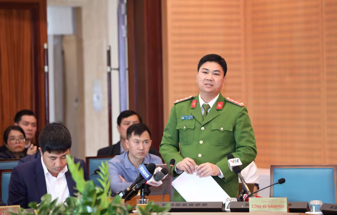 Đại tá Dương Đức Hải, Phó Giám đốc CATP Hà Nội trả lời tại buổi họp báo Đại tá Dương Đức Hải, Phó Giám đốc CATP Hà Nội trả lời tại buổi họp báo