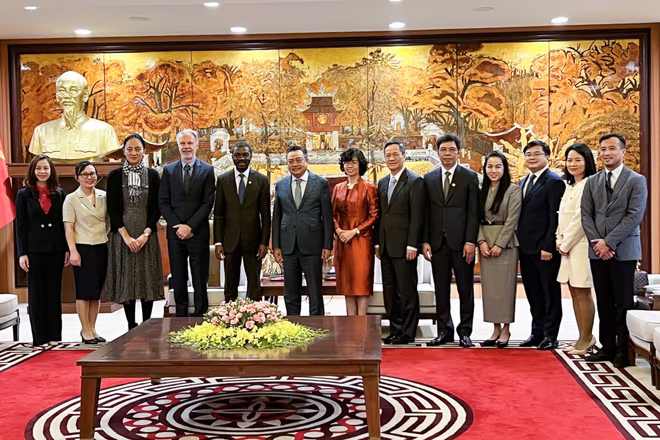 Chủ tịch UBND TP Hà Nội Trần Sỹ Thanh tiếp ông Lazarre Eloundou, Giám đốc Trung tâm Di sản thế giới UNESCO Chủ tịch UBND TP Hà Nội Trần Sỹ Thanh tiếp ông Lazarre Eloundou, Giám đốc Trung tâm Di sản thế giới UNESCO