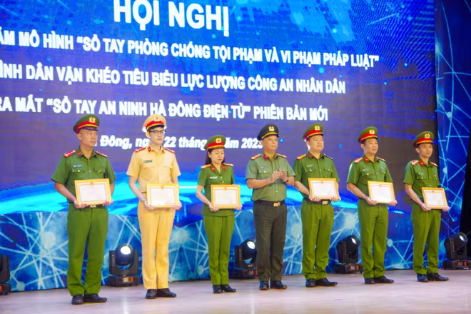 Đại tá Phạm Thanh Hùng, Phó Giám đốc CATP trao Giấy khen của Giám đốc CATP cho các tập thể, cá nhân có thành tích xuất sắc Đại tá Phạm Thanh Hùng, Phó Giám đốc CATP trao Giấy khen của Giám đốc CATP cho các tập thể, cá nhân có thành tích xuất sắc