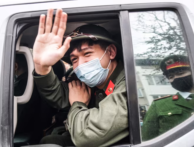 Thanh niên Hà Nội phấn khởi lên đường nhập ngũ phục vụ đất nước