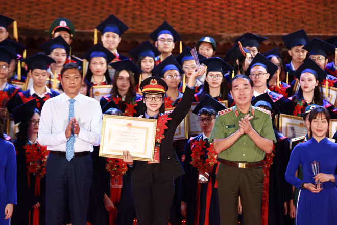 Thượng tướng Trần Quốc Tỏ, Thứ trưởng Bộ Công an và Trưởng Ban Dân vận Thành ủy Đỗ Anh Tuấn trao Bằng khen cho các thủ khoa xuất sắc. Thượng tướng Trần Quốc Tỏ, Thứ trưởng Bộ Công an và Trưởng Ban Dân vận Thành ủy Đỗ Anh Tuấn trao Bằng khen cho các thủ khoa xuất sắc.
