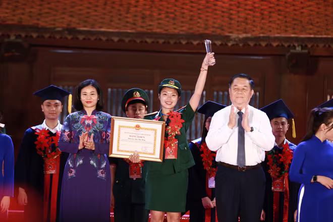 Trưởng Ban Tuyên giáo Trung ương Nguyễn Trọng Nghĩa và Phó Bí thư Thường trực Thành ủy Hà Nội Nguyễn Thị Tuyến trao Bằng khen cho các thủ khoa xuất sắc. Trưởng Ban Tuyên giáo Trung ương Nguyễn Trọng Nghĩa và Phó Bí thư Thường trực Thành ủy Hà Nội Nguyễn Thị Tuyến trao Bằng khen cho các thủ khoa xuất sắc.