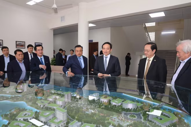 Phó Thủ tướng Trần Lưu Quang cùng các đại biểu xem sa bàn quy hoạch Khu công nghệ cao Hòa Lạc. Phó Thủ tướng Trần Lưu Quang cùng các đại biểu xem sa bàn quy hoạch Khu công nghệ cao Hòa Lạc.