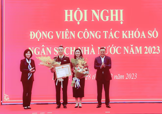 Chủ tịch UBND TP Hà Nội Trần Sỹ Thanh tặng Bằng khen của UBND thành phố Hà Nội cho các đơn vị Chủ tịch UBND TP Hà Nội Trần Sỹ Thanh tặng Bằng khen của UBND thành phố Hà Nội cho các đơn vị