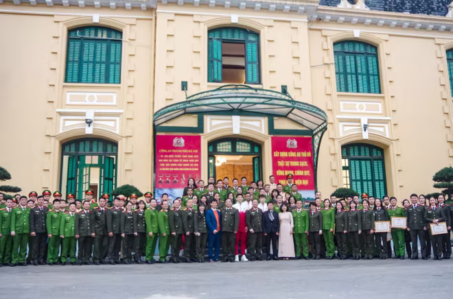 Giám đốc CATP Hà Nội cùng 130 gương tiêu biểu có thành tích xuất sắc Giám đốc CATP Hà Nội cùng 130 gương tiêu biểu có thành tích xuất sắc