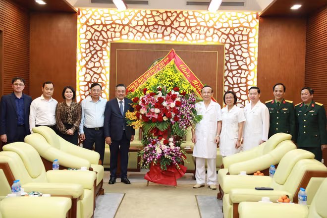 Chủ tịch UBND TP Hà Nội chúc mừng Bệnh viện 108 Chủ tịch UBND TP Hà Nội chúc mừng Bệnh viện 108