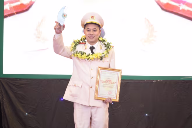 Đại úy Nguyễn Đình Chiểu, Cán bộ Công an phường Xuân Tảo, quận Bắc Từ Liêm. Đại úy Nguyễn Đình Chiểu, Cán bộ Công an phường Xuân Tảo, quận Bắc Từ Liêm.