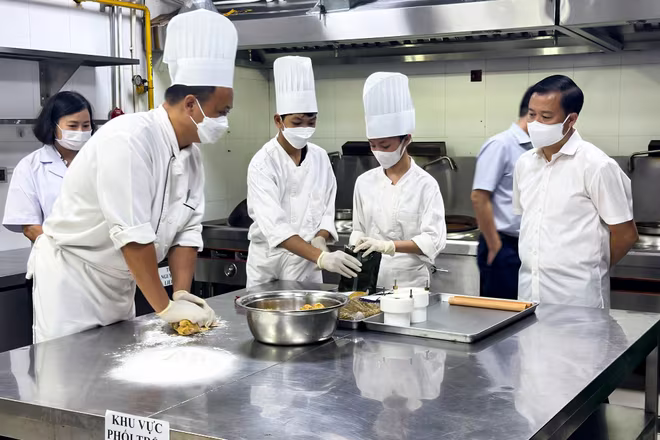 Hà Nội bắt đầu đợt kiểm tra an toàn thực phẩm Tết Trung thu 2024 từ nay đến 20-9 với các cơ sở sản xuất bánh trung thu ở 30 quận, huyện, thị xã. Hà Nội bắt đầu đợt kiểm tra an toàn thực phẩm Tết Trung thu 2024 từ nay đến 20-9 với các cơ sở sản xuất bánh trung thu ở 30 quận, huyện, thị xã.