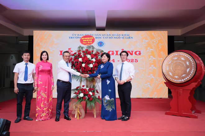 Chủ tịch UBND TP Hà Nội Trần Sỹ Thanh tặng lẵng hoa chúc mừng nhà trường Chủ tịch UBND TP Hà Nội Trần Sỹ Thanh tặng lẵng hoa chúc mừng nhà trường
