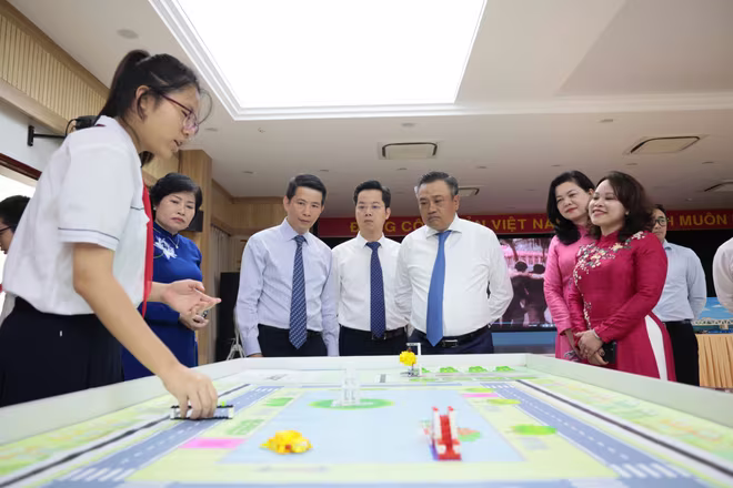 Chủ tịch UBND TP Hà Nội Trần Sỹ Thanh xem các mô hình khoa học của các em học sinh Chủ tịch UBND TP Hà Nội Trần Sỹ Thanh xem các mô hình khoa học của các em học sinh