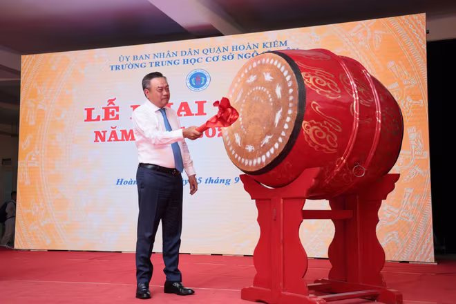 Chủ tịch UBND TP Hà Nội Trần Sỹ Thanh đánh trống khai giảng năm học mới 2024-2025 Chủ tịch UBND TP Hà Nội Trần Sỹ Thanh đánh trống khai giảng năm học mới 2024-2025