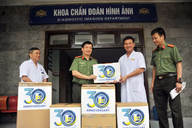 Thượng tá Nguyễn Thanh BÌnh, Trưởng Ban Biên tập An ninh Thủ đô trao những phần quà thiết thực của các doanh nghiệp tặng Bệnh viện Đa khoa tỉnh Tuyên Quang Thượng tá Nguyễn Thanh BÌnh, Trưởng Ban Biên tập An ninh Thủ đô trao những phần quà thiết thực của các doanh nghiệp tặng Bệnh viện Đa khoa tỉnh Tuyên Quang