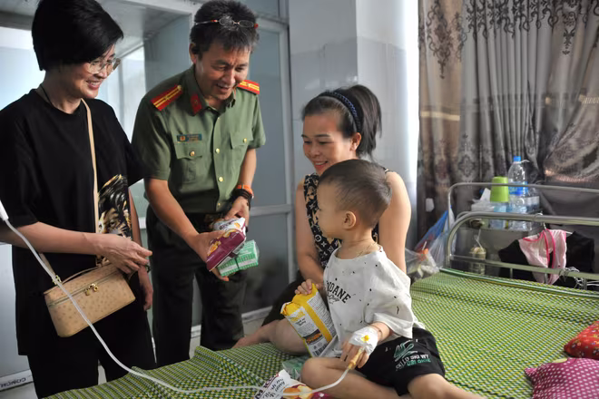 Đoàn công tác An ninh Thủ đô cùng đại diện nhóm thiện nguyện cũng tặng quà các bệnh nhi khó khăn đang điều trị tại Bệnh viện Đa khoa tỉnh Tuyên Quang Đoàn công tác An ninh Thủ đô cùng đại diện nhóm thiện nguyện cũng tặng quà các bệnh nhi khó khăn đang điều trị tại Bệnh viện Đa khoa tỉnh Tuyên Quang