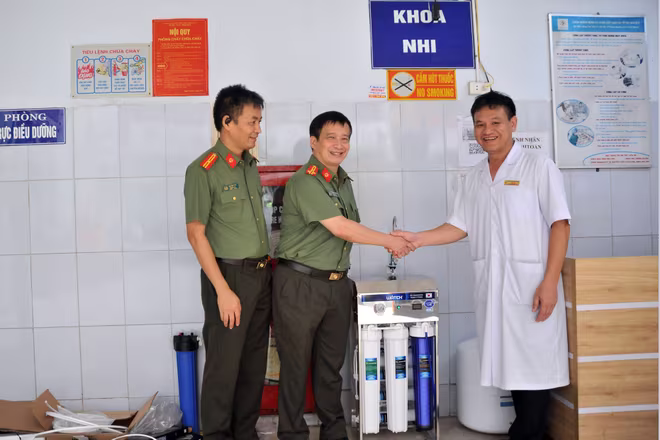 Thượng tá Nguyễn Thanh Bình, Trưởng Ban Biên tập An ninh Thủ đô cùng TS.Bs Nguyễn Hưng Đạo, Giám đốc Bệnh viện Đa khoa tỉnh Tuyên Quang bên chiếc máy lọc nước mới được lắp đặt ở Khoa Nhi Thượng tá Nguyễn Thanh Bình, Trưởng Ban Biên tập An ninh Thủ đô cùng TS.Bs Nguyễn Hưng Đạo, Giám đốc Bệnh viện Đa khoa tỉnh Tuyên Quang bên chiếc máy lọc nước mới được lắp đặt ở Khoa Nhi