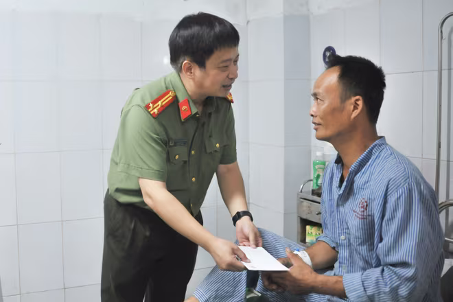 Thượng tá Nguyễn Thanh Bình tặng quà, thăm hỏi, động viên ông Hoàng Văn Nhu (43 tuổi, người mà nhà bị lũ cuốn trôi) đang điều trị tại Bệnh viện Đa khoa tỉnh Tuyên Quang Thượng tá Nguyễn Thanh Bình tặng quà, thăm hỏi, động viên ông Hoàng Văn Nhu (43 tuổi, người mà nhà bị lũ cuốn trôi) đang điều trị tại Bệnh viện Đa khoa tỉnh Tuyên Quang