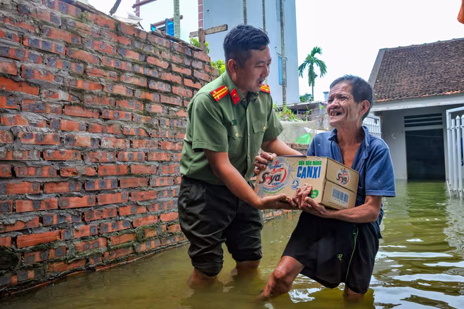 Trung tá Chu Quốc Dũng, Phó Trưởng Ban Biên tập An ninh Thủ đô thăm hỏi, tặng quà ông Mai Thế Ba (60 tuổi) ở xóm 2, thôn Khôn Duy, xã Mỹ Lương, huyện Chương Mỹ Trung tá Chu Quốc Dũng, Phó Trưởng Ban Biên tập An ninh Thủ đô thăm hỏi, tặng quà ông Mai Thế Ba (60 tuổi) ở xóm 2, thôn Khôn Duy, xã Mỹ Lương, huyện Chương Mỹ