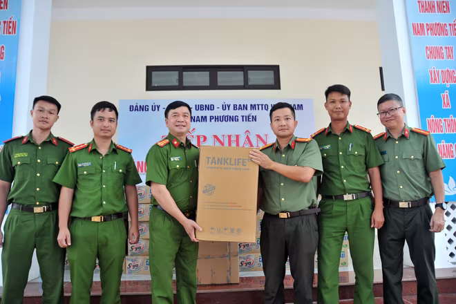 Đoàn công tác An ninh Thủ đô tặng CAX Nam Phương Tiến máy lọc nước bán công nghiệp Đoàn công tác An ninh Thủ đô tặng CAX Nam Phương Tiến máy lọc nước bán công nghiệp