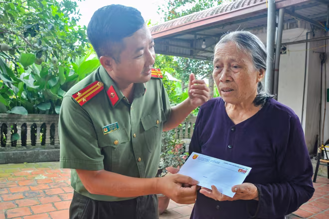 Trung tá Chu Quốc Dũng, Phó Trưởng Ban Biên tập Báo An ninh Thủ đô tặng quà , thăm hỏi động viên bà Phạm Thị Thất (vợ liệt sỹ) ở Thôn Nam Hải (xã Nam Phương Tiến, huyện Chương Mỹ) đang phải tạm cư ở Đồi Mít Trung tá Chu Quốc Dũng, Phó Trưởng Ban Biên tập Báo An ninh Thủ đô tặng quà , thăm hỏi động viên bà Phạm Thị Thất (vợ liệt sỹ) ở Thôn Nam Hải (xã Nam Phương Tiến, huyện Chương Mỹ) đang phải tạm cư ở Đồi Mít