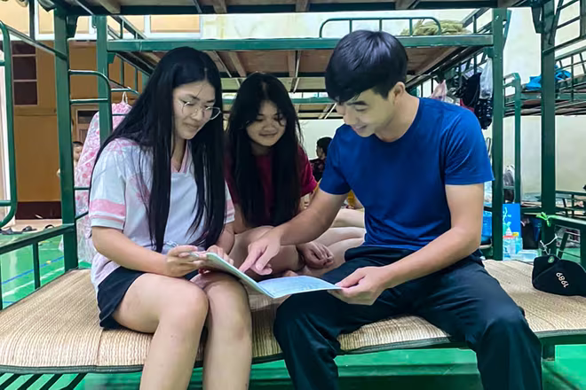 Cán bộ xã Mỹ Lương Nguyễn Văn Tuyền hàng ngày vẫn giúp đỡ, thăm hỏi người dân trong khu tạm cư tránh lũ Cán bộ xã Mỹ Lương Nguyễn Văn Tuyền hàng ngày vẫn giúp đỡ, thăm hỏi người dân trong khu tạm cư tránh lũ