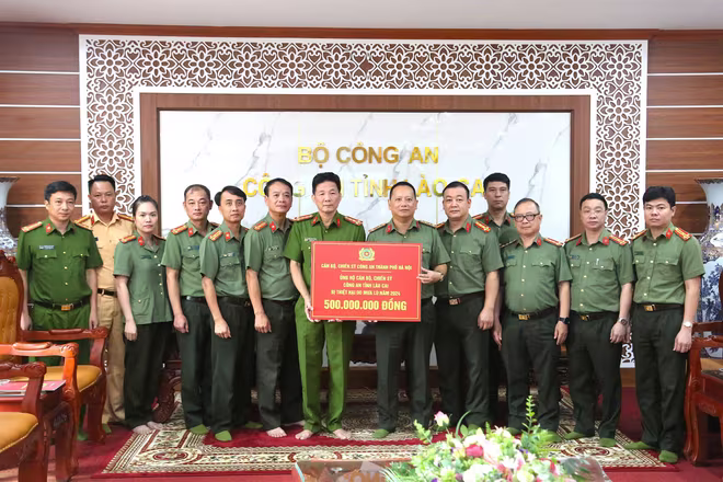 Đại tá Phạm Thanh Hùng, Phó Giám đốc CATP Hà Nội trao tặng 500 triệu đồng ủng hộ cán bộ, chiến sỹ Công an tỉnh Lào Cai bị thiệt hại bởi cơn bão số 3 Đại tá Phạm Thanh Hùng, Phó Giám đốc CATP Hà Nội trao tặng 500 triệu đồng ủng hộ cán bộ, chiến sỹ Công an tỉnh Lào Cai bị thiệt hại bởi cơn bão số 3