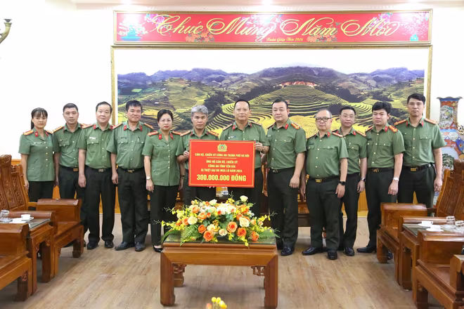 Đại tá Phạm Thanh Hùng thay mặt lực lượng Công an Thủ đô trao tặng Công an tỉnh Yên Bái 300 triệu đồng ủng hộ cán bộ, chiến sỹ bị thiệt hại bởi cơn bão số 3 Đại tá Phạm Thanh Hùng thay mặt lực lượng Công an Thủ đô trao tặng Công an tỉnh Yên Bái 300 triệu đồng ủng hộ cán bộ, chiến sỹ bị thiệt hại bởi cơn bão số 3