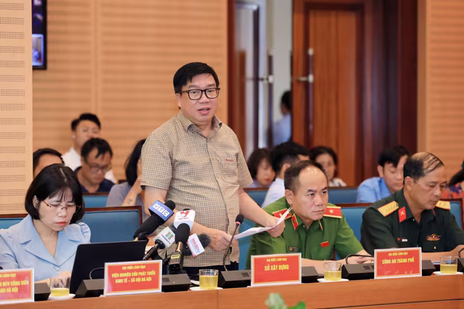 Ông Nguyễn Đức Hưng, Giám đốc Trung tâm Quản lý Hạ tầng kỹ thuật Hà Nội (Sở Xây dựng) trả lời báo chí về việc cây đổ sau bão Ông Nguyễn Đức Hưng, Giám đốc Trung tâm Quản lý Hạ tầng kỹ thuật Hà Nội (Sở Xây dựng) trả lời báo chí về việc cây đổ sau bão