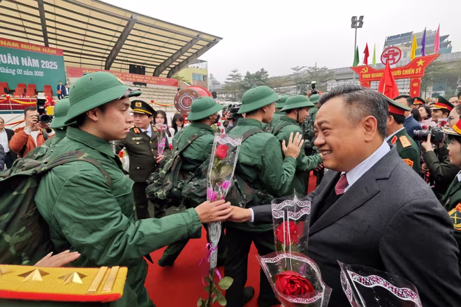 Chủ tịch UBND TP Hà Nội Trần Sỹ Thanh động viên tân binh lên đường nhập ngũ Chủ tịch UBND TP Hà Nội Trần Sỹ Thanh động viên tân binh lên đường nhập ngũ