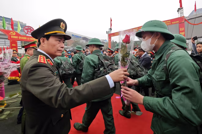Thượng tướng Lê Quốc Hùng - Thứ trưởng Bộ Công an động viên tân binh lên đường nhập ngũ Thượng tướng Lê Quốc Hùng - Thứ trưởng Bộ Công an động viên tân binh lên đường nhập ngũ