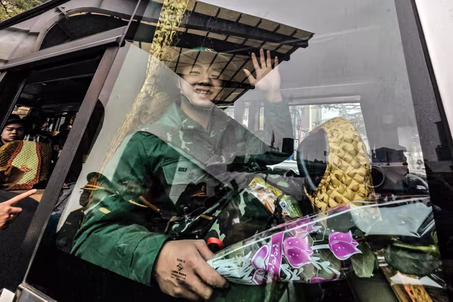 Tân binh phấn khởi lên đường nhập ngũ Tân binh phấn khởi lên đường nhập ngũ