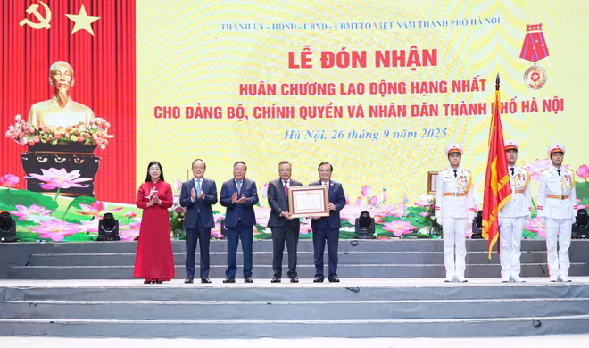 Phó Chủ tịch Quốc Hội Lê Minh Hoan trao tặng Huân chương Lao động hạng Nhất cho Đảng bộ, chính quyền và nhân dân thành phố Hà Nội Phó Chủ tịch Quốc Hội Lê Minh Hoan trao tặng Huân chương Lao động hạng Nhất cho Đảng bộ, chính quyền và nhân dân thành phố Hà Nội