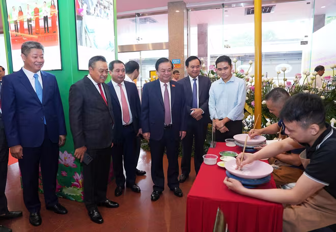 Các đồng chí lãnh đạo chứng kiến nghệ nhân làng nghề Hà Nội thực hiện các sản phẩm thủ công mỹ nghệ Các đồng chí lãnh đạo chứng kiến nghệ nhân làng nghề Hà Nội thực hiện các sản phẩm thủ công mỹ nghệ